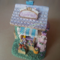 Casetta Apribile in Miniatura Rappresentazione Artigianale con Coniglietti Decorata a Mano