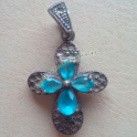 Croce in argento 925 Cesellato con Cristalli Topazio Azzurri Vintage Ciondolo Arte Sacra